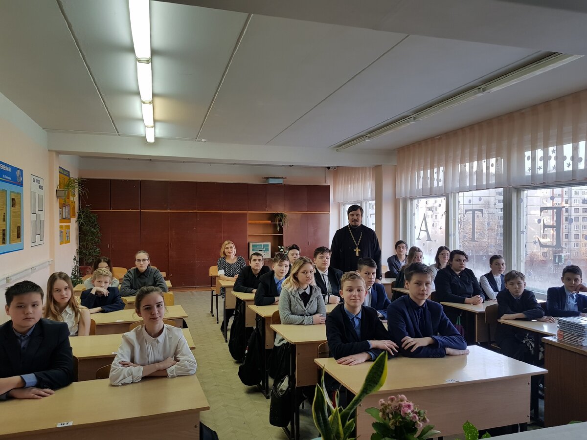 фотография со страницы в вк стоящего в классе священника. Пишет, что это СОШ 50, светская школа, 8 класс