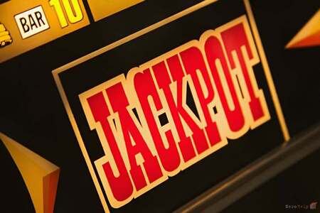 Джекпот – это мечта всех, кто подвержен азартным играм. Каждый хочет, поставив доллар, одним махом выиграть миллионы. И ведь это не легенда – есть случаи, когда такое было в реальности. Путь это уникальные, редкие события, но все же они подтверждены.