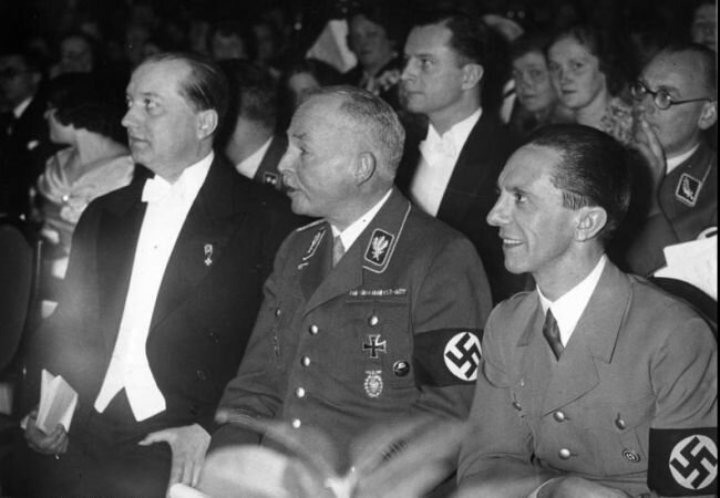  Посол Польши Юзеф Липский со своими друзьями. Иллюстрация: wikiwand.com 