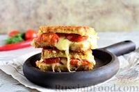 Подготовим продукты.В миску вобьем яйца, добавим соль.Миксером перемешаем яйца до однородности.Сыр нарежем тонкими ломтиками.Помидоры и укроп вымоем. Помидоры нарежем кружочками, а укроп мелко нашинкуем.В сковороде на среднем огне разогреем растительное масло, выльем яичную смесь, сверху выложим ломтики хлеба. Дождёмся, пока яичная смесь схватится.Перевернем лопаткой яичный блинчик таким образом, чтобы хлеб был снизу.Разложим кружочки помидоров и измельчённую зелень.Сверху выложим ломтики сыра. Накроем сковороду крышкой и дождёмся, пока сыр расплавится.Затем сложим готовый блинчик начинкой внутрь, а золотистыми кусочками хлеба наружу.Приготовленный сэндвич выложим на тарелку и подадим к столу. Приятного аппетита!