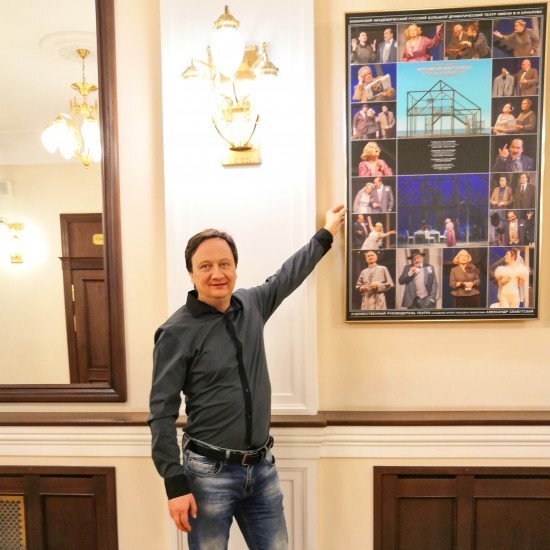 Я у афиши спектакля в театре
