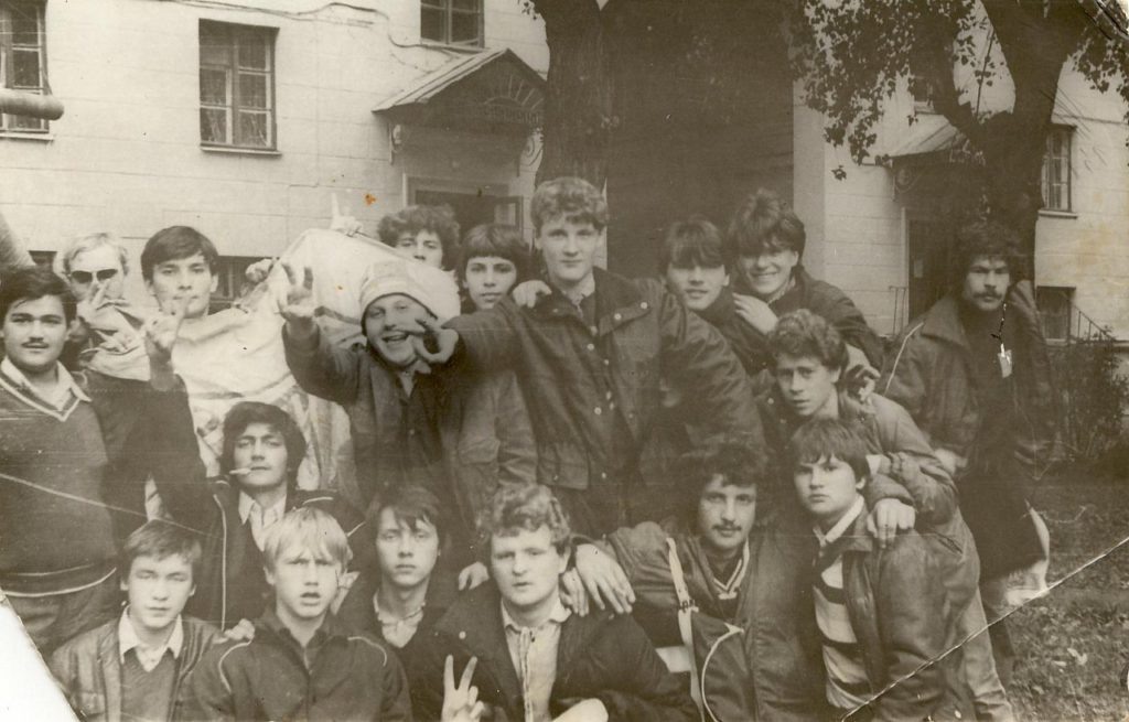 Автор текста Дмитрий Жвания (третий слева) на выезде в Минске 24 сентября 1984 года