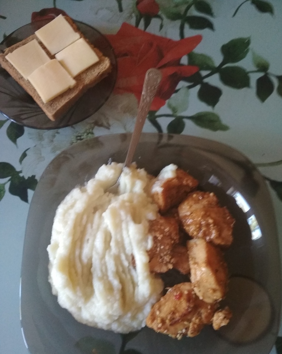 Обед: Куриное филе в запеченное в кисло-сладком соусе, пюре из отварной цветной капусты и ц/з тост с сыром.