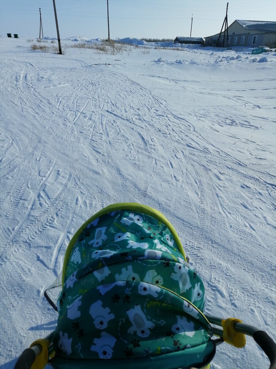 Гуляю с доченькой, она особенно хорошо спит в деревне. 