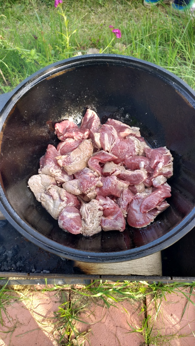 Периодически помешиваем что бы говядина не пригорала.