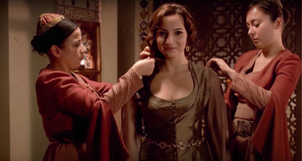 Мария готовится к хальвету. Кадр из сериала "Великолепный век", источник http://www.muhtesemyuzyil.tv