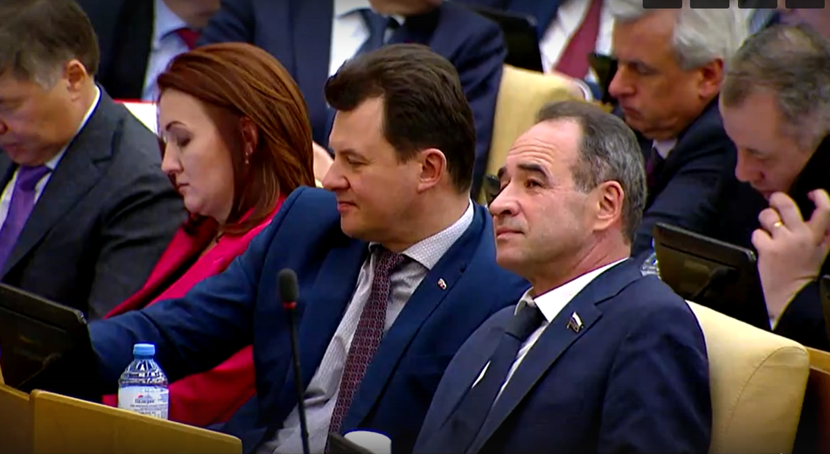 Депутаты на заседании по принятию поправок в Конституцию