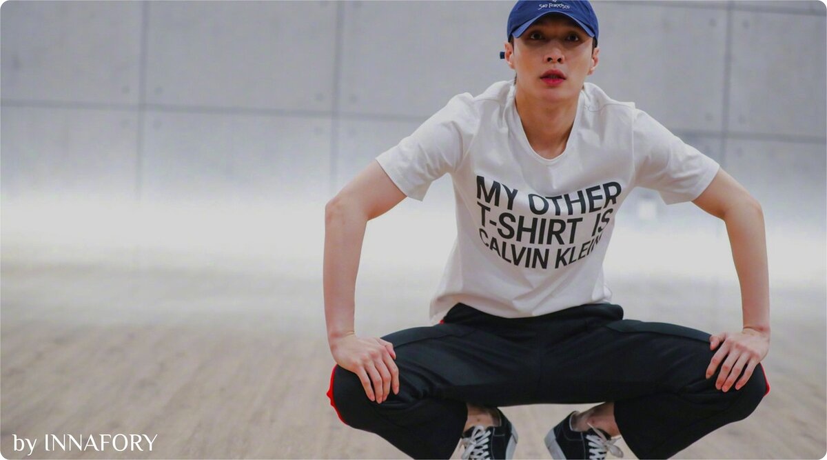 Фото взято из Интернета. На ней Чжан Исин, репетирующий своё выступление. Мой друг по переписке из Китая разделяет мою любовь к творчеству этого человека.