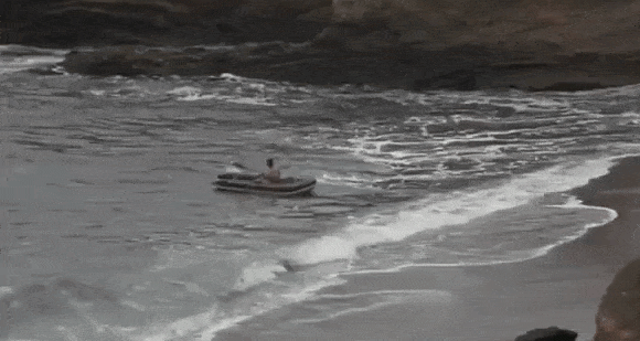 Заметьте, как легко "Шварц" перевешивает край лодки, нагруженный кучей оружия. Сколько же весит "Арни"...