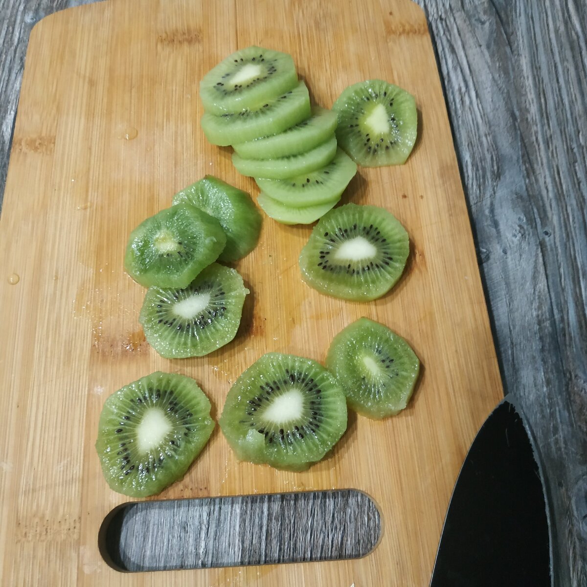 2. Режем киви дольками.