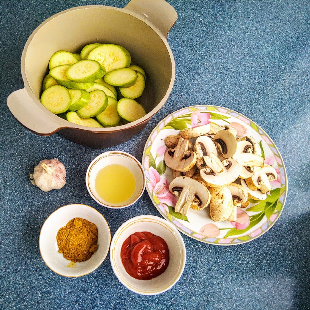 Цукини, чеснок, любимые приправы, растительное масло, кетчуп и шампиньоны.