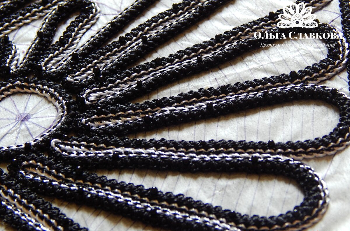 2 метод. Наколоть шнур на бумажную схему швейными булавками.