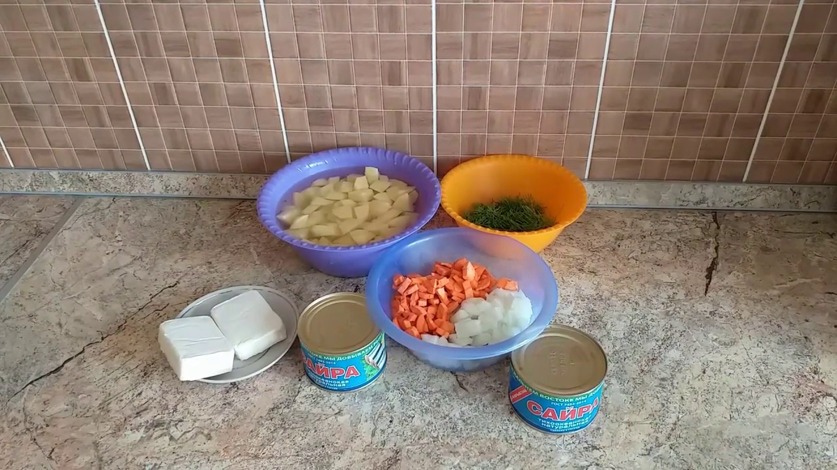 Пока кастрюля с водой греется мы готовим ингредиенты..Овощи (картофель, морковь и лук) помыть, почистить и порезать. Плавленые сырки очистить от обертки. Зелень нарезать.