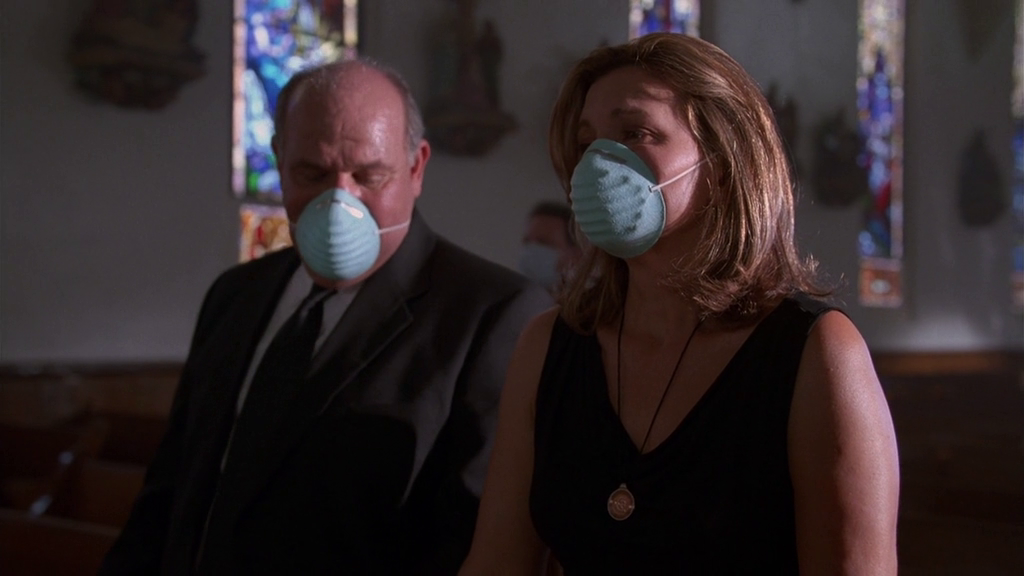 "ПАНДЕМИЯ"   О фильме: После того, как загадочная болезнь, напоминающая по симптомам обычную простуду, убивает молодого человека на борту самолета, следующего рейсом из Австралии в Лос-Анджелес, Доктор Кайла Мартин, глава центра по контролю за вирусными инфекциями, объявляет карантин для всех пассажиров. Но смертоносный штамм этого неизвестного вируса уже распространяется, порождая панику. И начинается гонка со временем по всему миру в поисках первого зараженного.