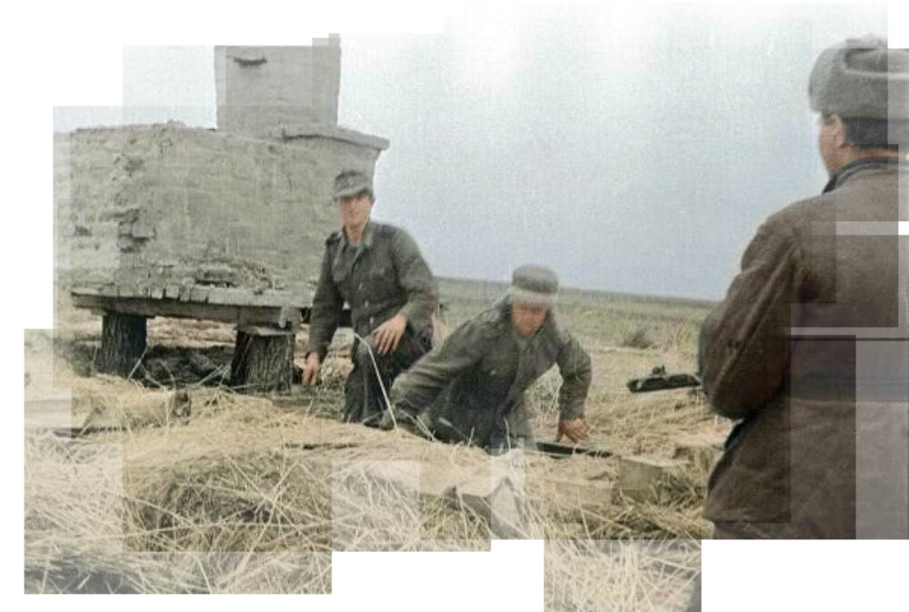 Немецкие солдаты сдаются в плен, вылезая из окопа. 1942 г. Автор: Георгий Хомзор. Фотография использована в качестве иллюстрации.