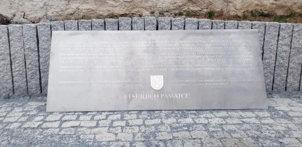 Та самая мемориальная доска (фото с сайта raptor-tv.cz)