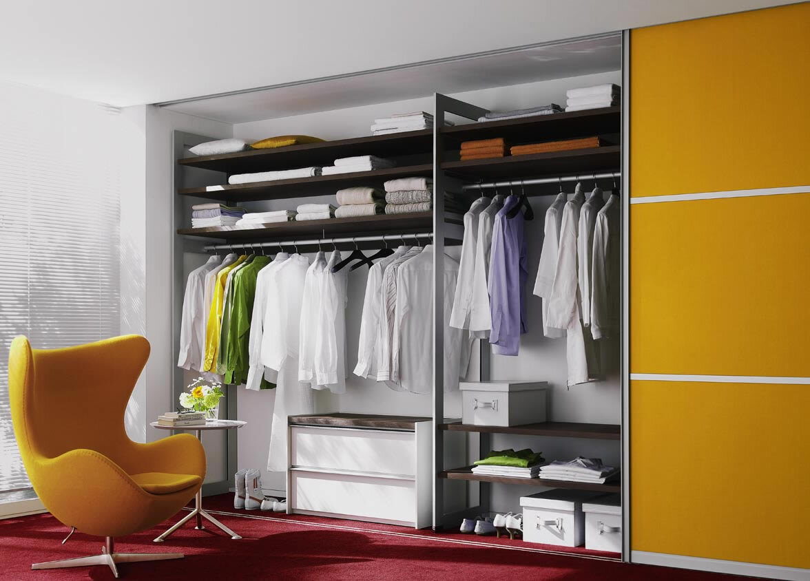 Встраиваемый шкаф-купе не загромождает  пространство лишними объемами, благодаря чему помещение кажется свободнее. Фото: Raumplus