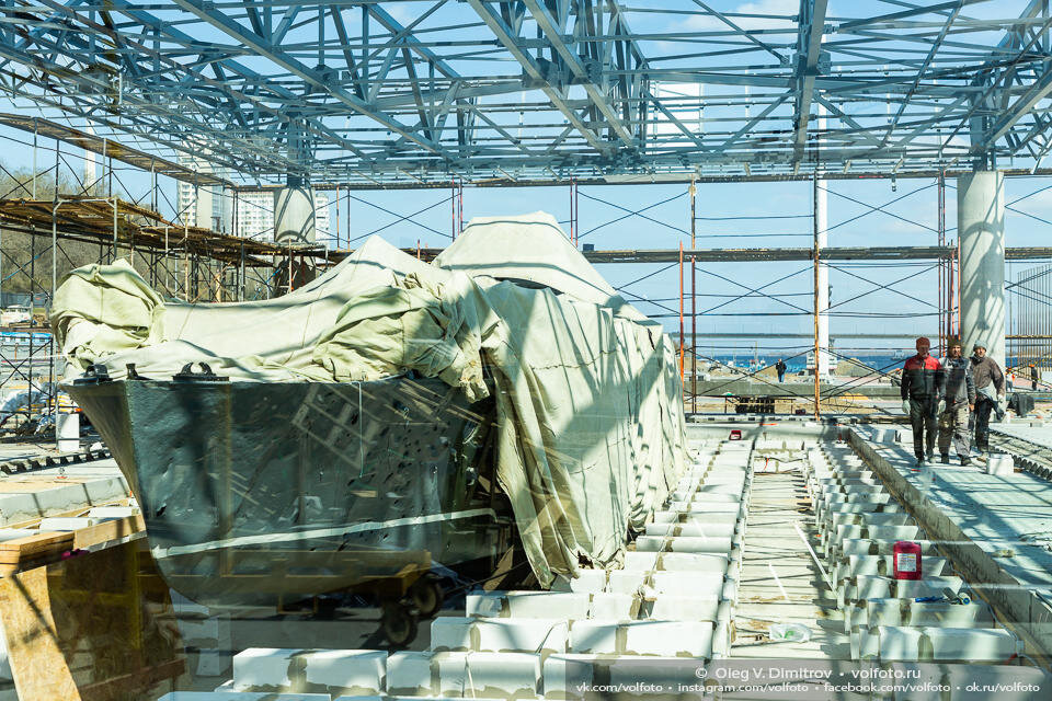 Строящийся павильон с бронекатером БК-31