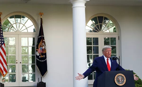 Американцы всегда были в авангарде борьбы с мировыми эпидемиями. Вспышки SARS, лихорадки Зика и Эбола, если и затрагивали США, не угрожали национальной безопасности.Америка, по выражению бывшего генсека НАТО Андерса Фога Расмуссена, окружена "дружелюбными соседями и рыбой" — партнерами Канадой и Мексикой и двумя океанами. Полем битвы как с реальными врагами, так и с вирусами территория США не была уже много десятилетий, и теперь, когда угроза исходит изнутри, в стране просто не знают, что делать.Мнение президента Дональда Трампа поменялось стремительно — так же, как распространилась эпидемия. С 22 января, когда зарегистрировали первого больного, и до середины марта, пока погибших было меньше ста, Трамп заверял: все под контролем, риск заражения низкий, вирус отступит, как только потеплеет.А две недели назад он заявил: "Это пандемия. Я знал, что это пандемия, задолго до этого, нужно было просто посмотреть на другие страны".Сегодня США вышли на первое место по числу зараженных в мире: 163,5 тысячи. Погибших — более трех тысяч. Нью-Йорк превратился в главный очаг эпидемии, и власти в считанные дни утратили контроль над ситуацией.© REUTERS / Tom BrennerПрезидент США Дональд Трамп во время ежедневного брифинга по ситуации с коронавирусом