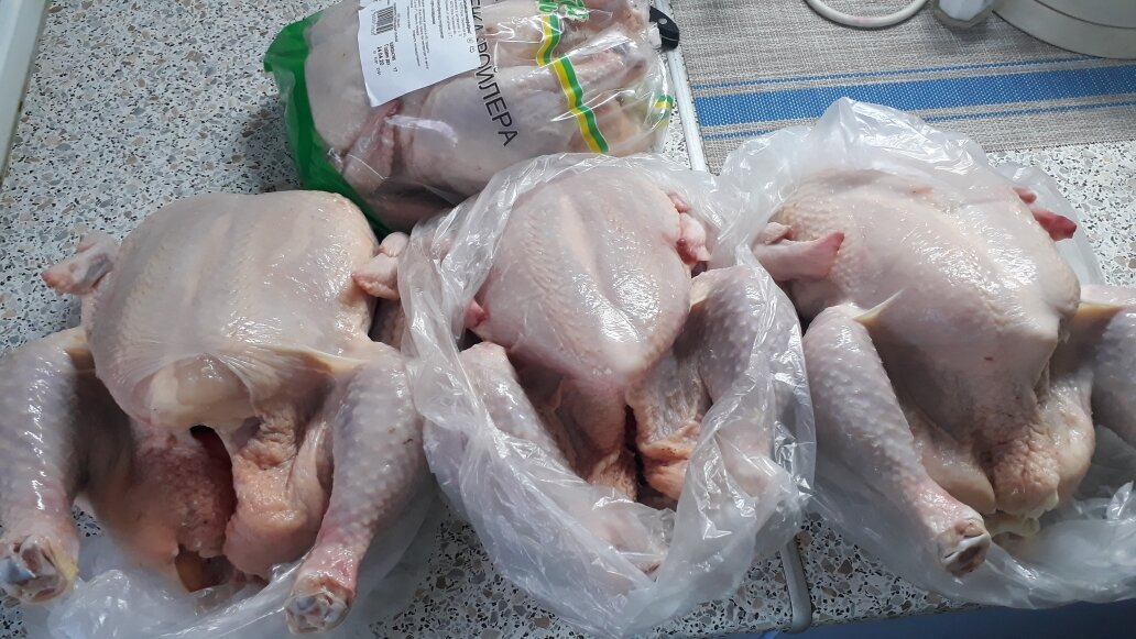                                                        Частично уже помыла курицу.