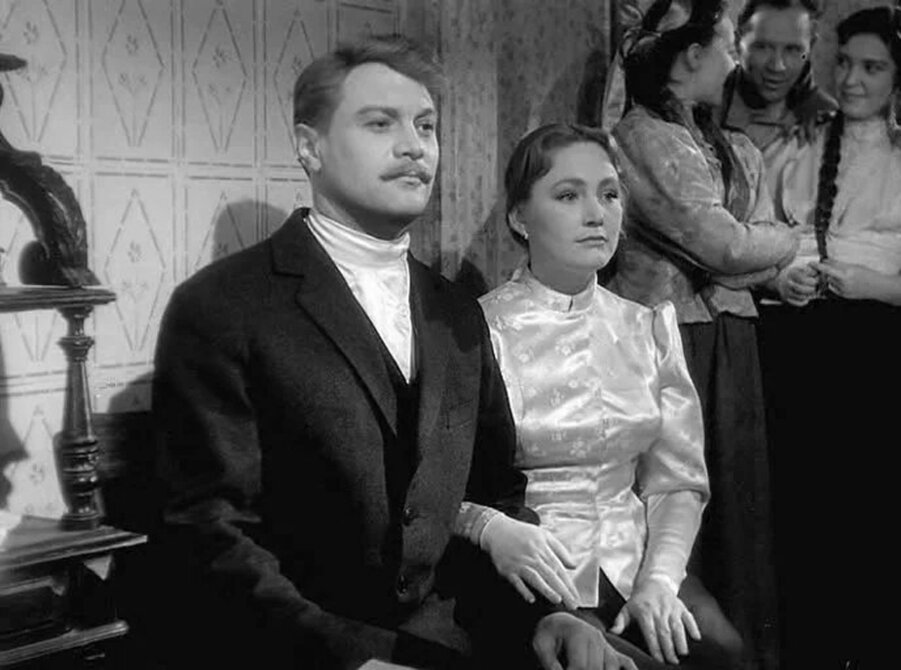 Вот это их свадьба. Крестьянский сын, бывший красноармеец, участник гражданской войны, а теперь кузнец на металлургическом заводе спокойный, сильный, обстоятельный, мечтающий о своей семье Евдоким Чернышев. И молодая, но уже много  познавшая и вкусившая, домовитая. прекрасная хозяйка в доме своего отца Евдокия Авдеева. 