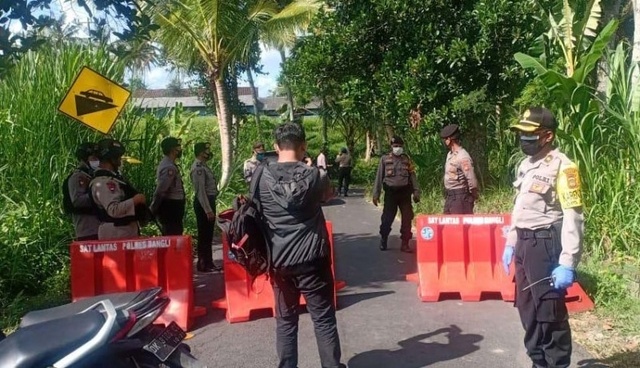 На въездах в деревню круглосуточно дежурят  представители полиции и армии.