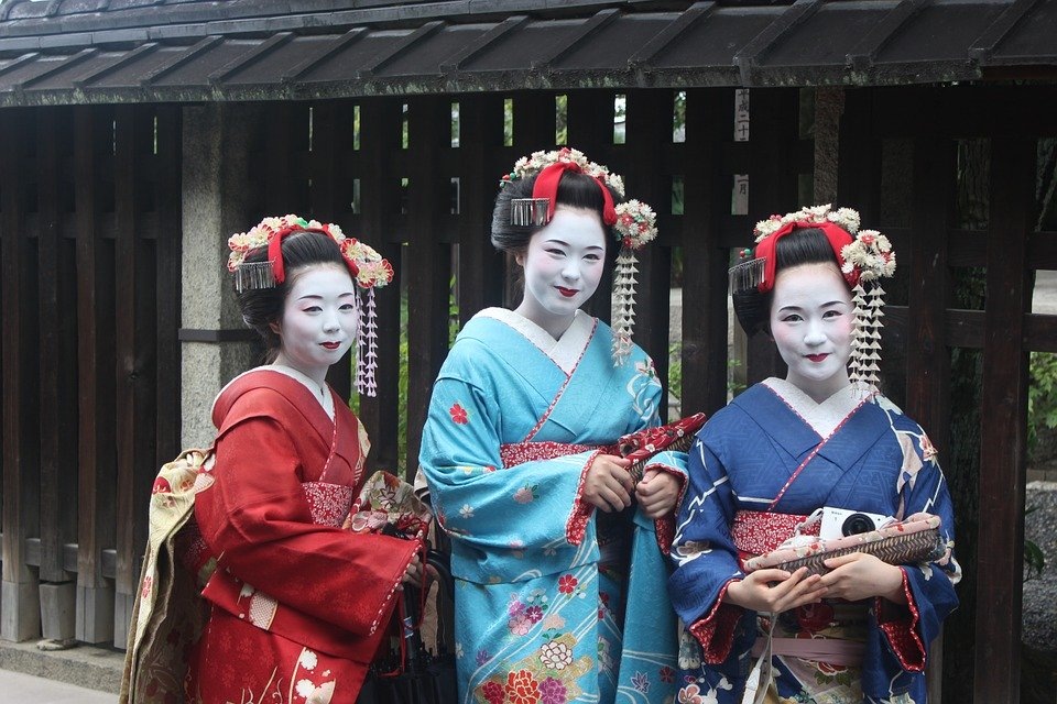 https://cdn.pixabay.com/photo/2015/09/21/15/10/geisha-949978_960_720.jpg