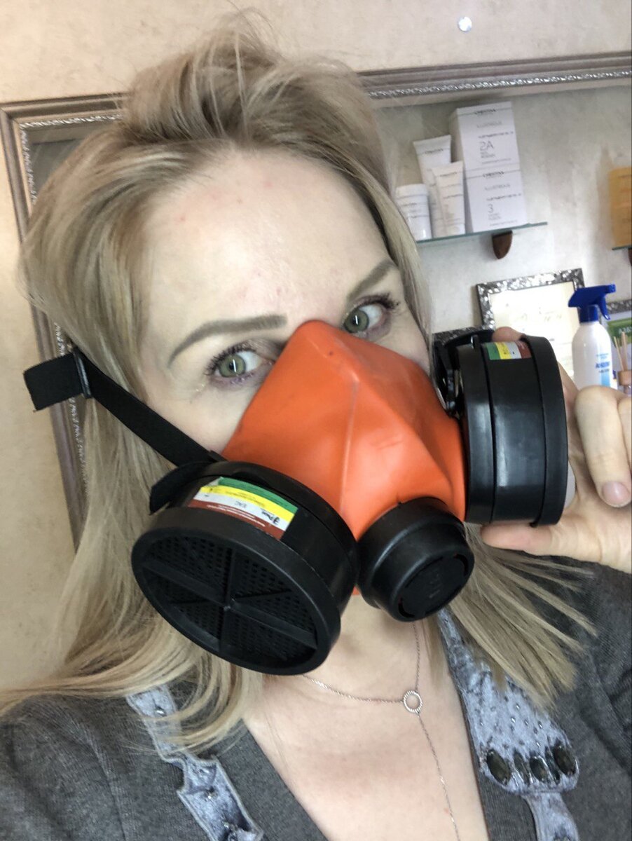 А чего эта маска? Надевай сразу противогаз! 
