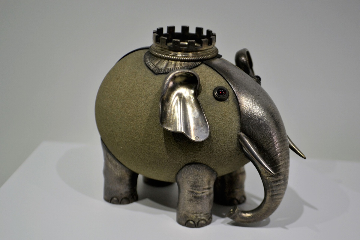 https://pixabay.com/photos/elephant-jewels-antique-piggy-bank-3043803/