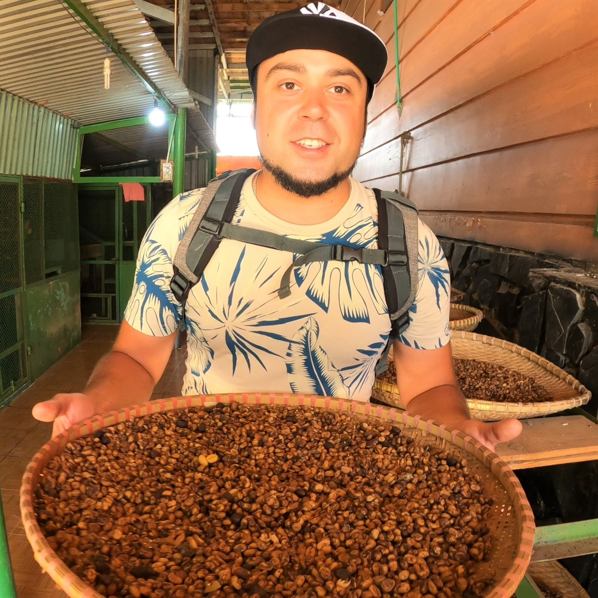 Андрей с целым подносом Вьетнамского кофе Лювак - самого дорого кофе в мире