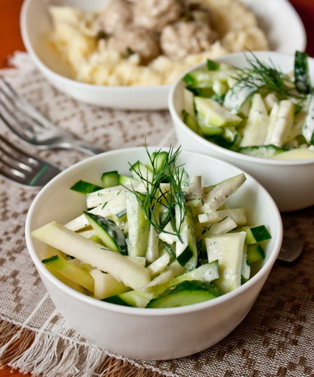 Салат с кольраби и свежими огурцами для диабетиков
