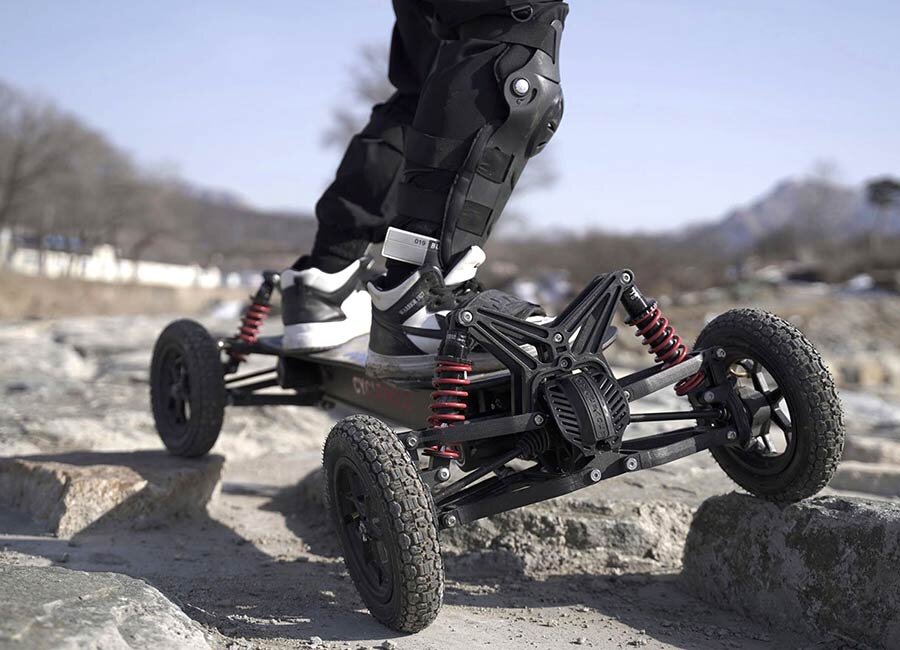 Электрический скейтборд Cycleagle создан для езды по бездорожью и оснащен 4-колесной независимой подвеской, чтобы обеспечить возможность преодоления любых внедорожных препятствий.