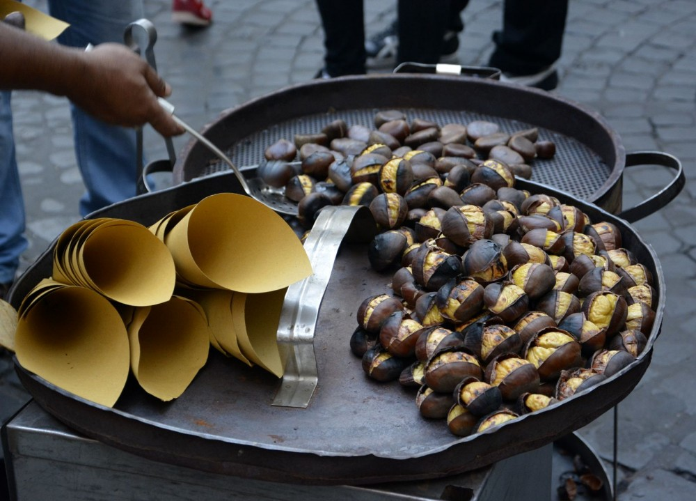 печеные каштаны. жарка каштанов. жареные каштаны. каштаны съедобные жареные. каштан съедобный.