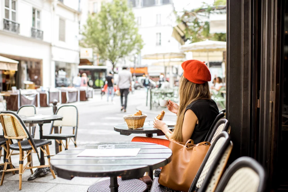 Занять место за столиком. Уличное кафе. Красивое уличное кафе. Уличное кафе в Париже. Французское уличное кафе.