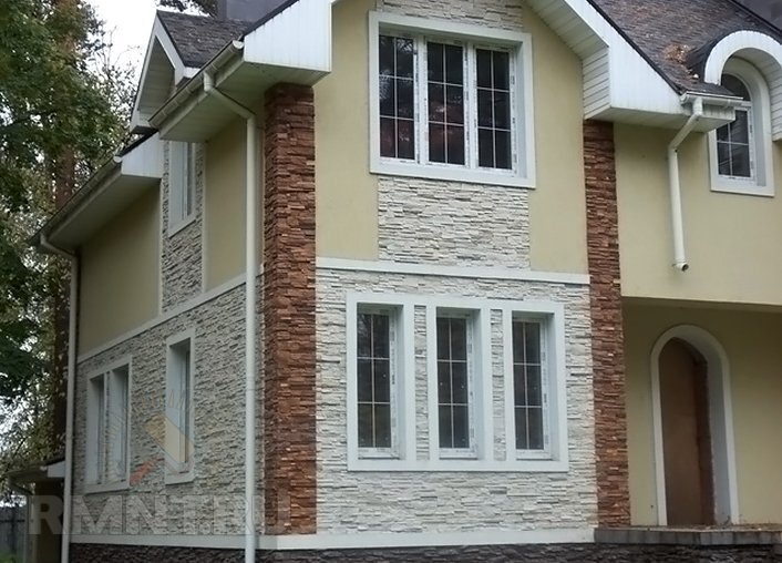 Для отделки этого дома использовался декоративный камень одинаковой фактуры, но разного цвета — для углов коричневый, а для стен — светло-серый