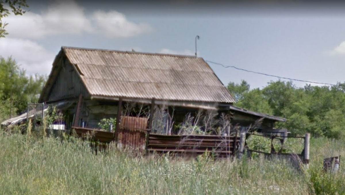 Тот самый дом, вернее, все, что от него осталось. В  20х годах ХХ в. это была изба зажиточных крестьян с. Воскресенка Спасского района Приморского края. Сфотографировать новый дом нынешних владельцев не смогла - обзор с дороги был закрыт деревьями.