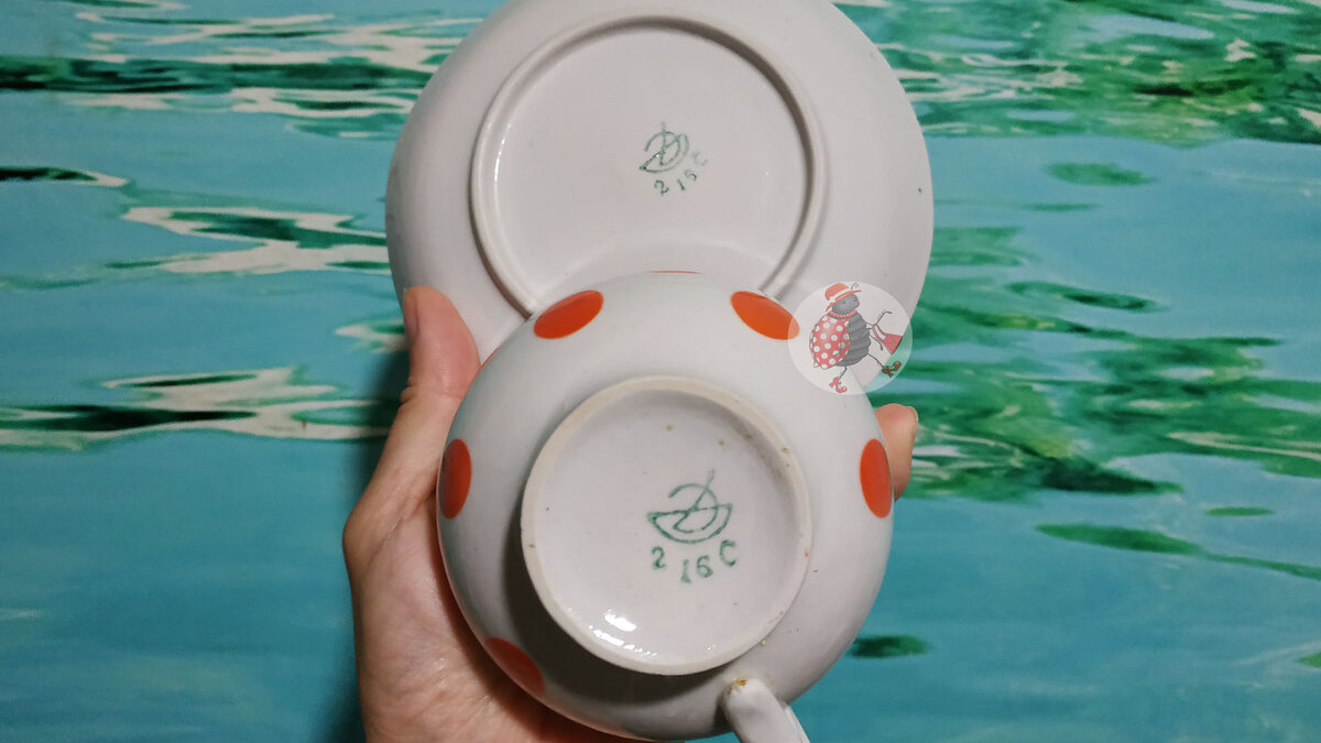 Та самая "оставшаяся в живых" часть чайного сервиза. Фото автора из личного архива