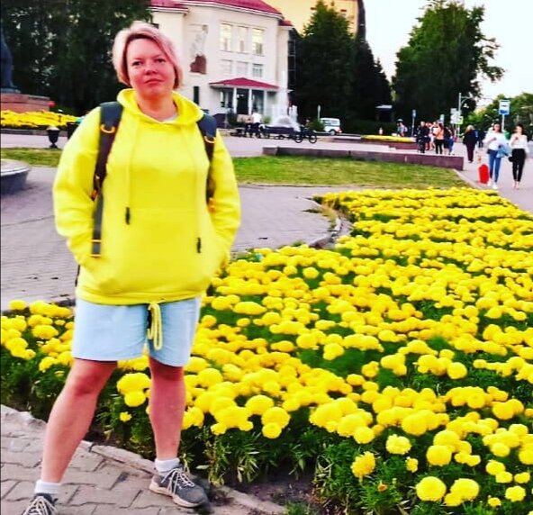 На фото автор канала и бархатцы