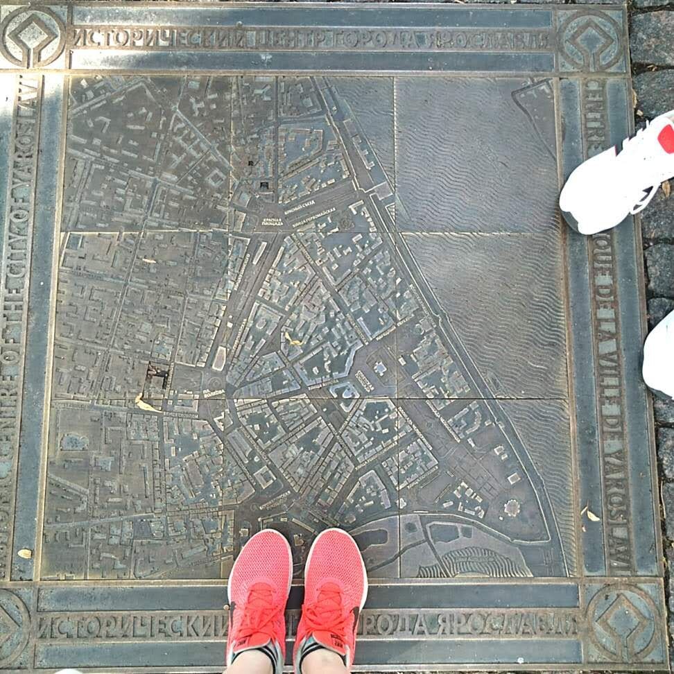 Нужно встать на карту, чтобы понять куда идти