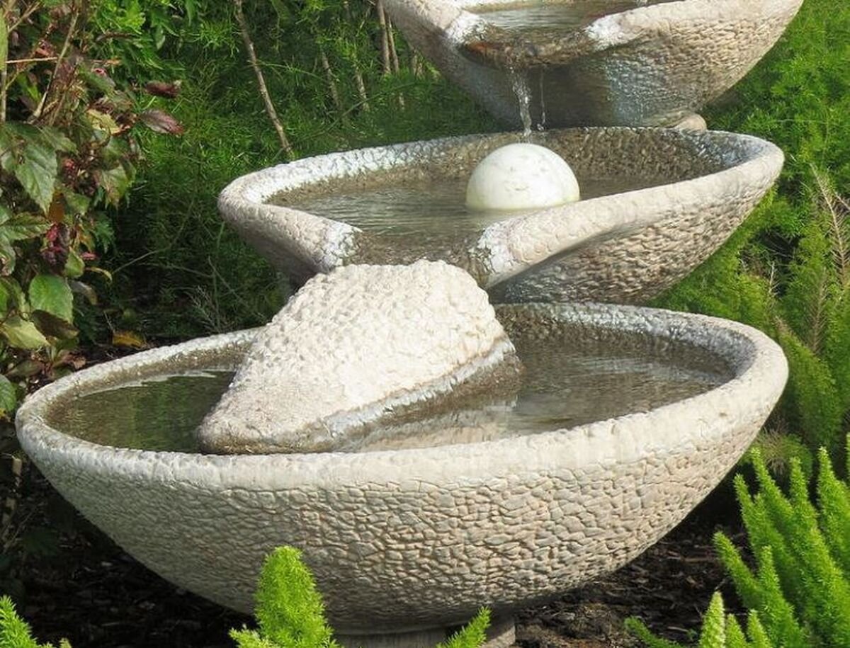 Красивый садовый фонтан - акцент всего ландшафта