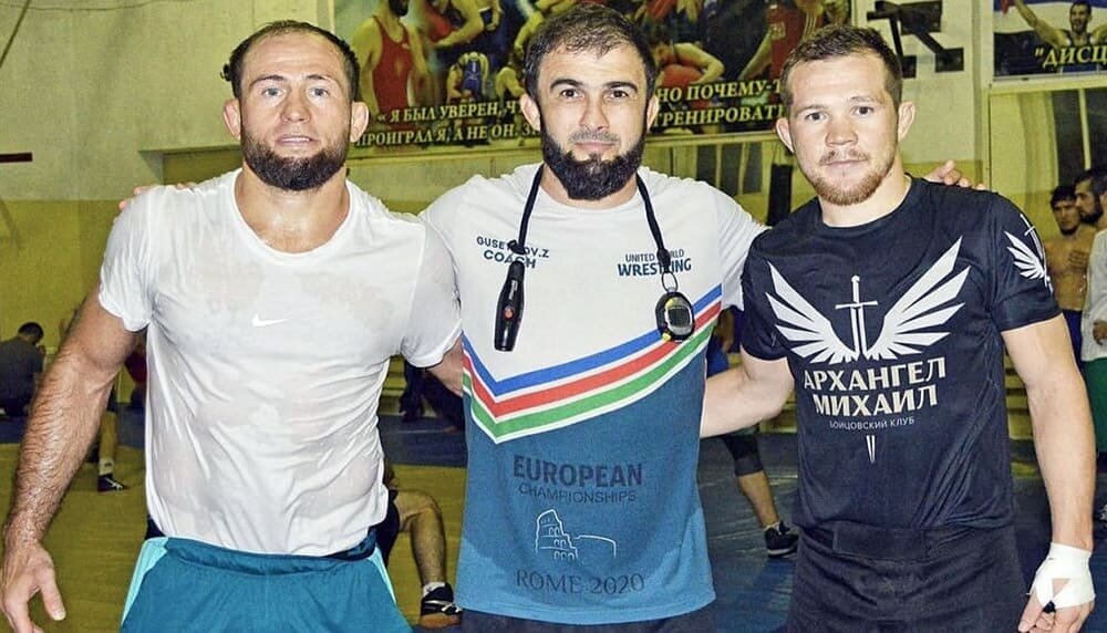 Претендент на чемпионский титул UFC в легчайшем весе, Алджамэйн Стерлинг, высказался в адрес Петра Яна, который в настоящее время проводит тренировочный сбор по борьбе в Дагестане. 
«Отлично провожу время, тренируя борьбу в Дагестане», - написал Ян в Твиттер, опубликовав совместное фото с Майрбеком Тайсумовым.