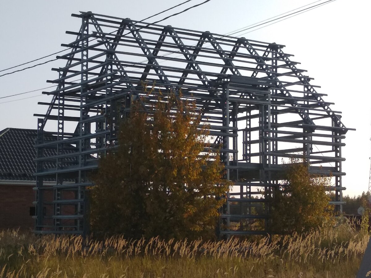 Дома стоят полностью с собранным каркасом: установлена даже обрешетка на крыше, а также обрешетка под обшивку фасада. @Горбунов Сергей Канал Самостройщика.