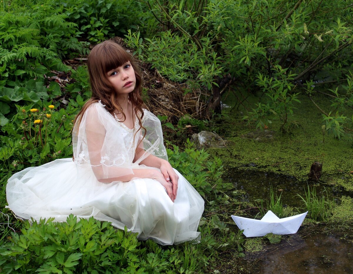 Болотная девочка. Лесная девушка. Девушка в платье в болоте. Фотосессия в болоте девушки. Девочка в болоте.