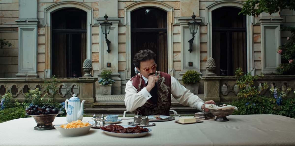 Курт Пранк — адский сплав кота Базилио с булгаковским Воландом и чеховским Лопахиным, кадр из сериала