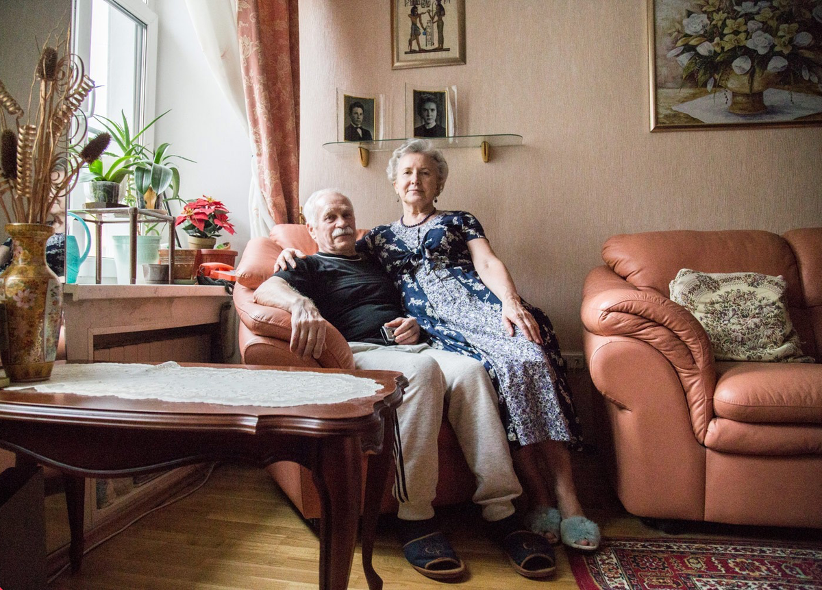 Дом родителей. Квартира пенсионера. Квартира для пожилых. Пожилой человек в квартире. Комната для бабушки и дедушки