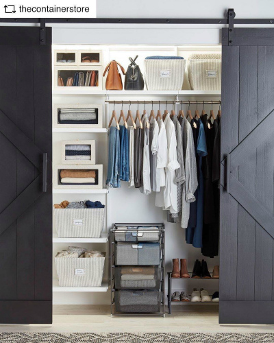 Под  высокие полки можно установить небольшой комод