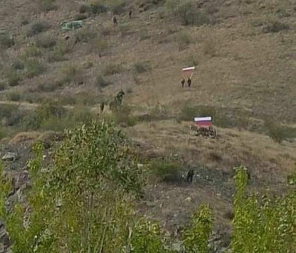 Армянские солдаты встречают наступающую Азербайджанскую армию российскими флагами
