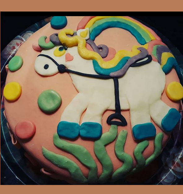 Лилли Бранд торт с лошадкой из мастики