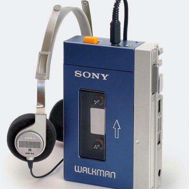 Аудиоплеер мод. Sony Walkman TPS-l2. Кассетный плеер Sony Walkman 1979. Кассетный плеер Sony Walkman TPS-l2. Аудиоплеер Sony Walkman 1979.