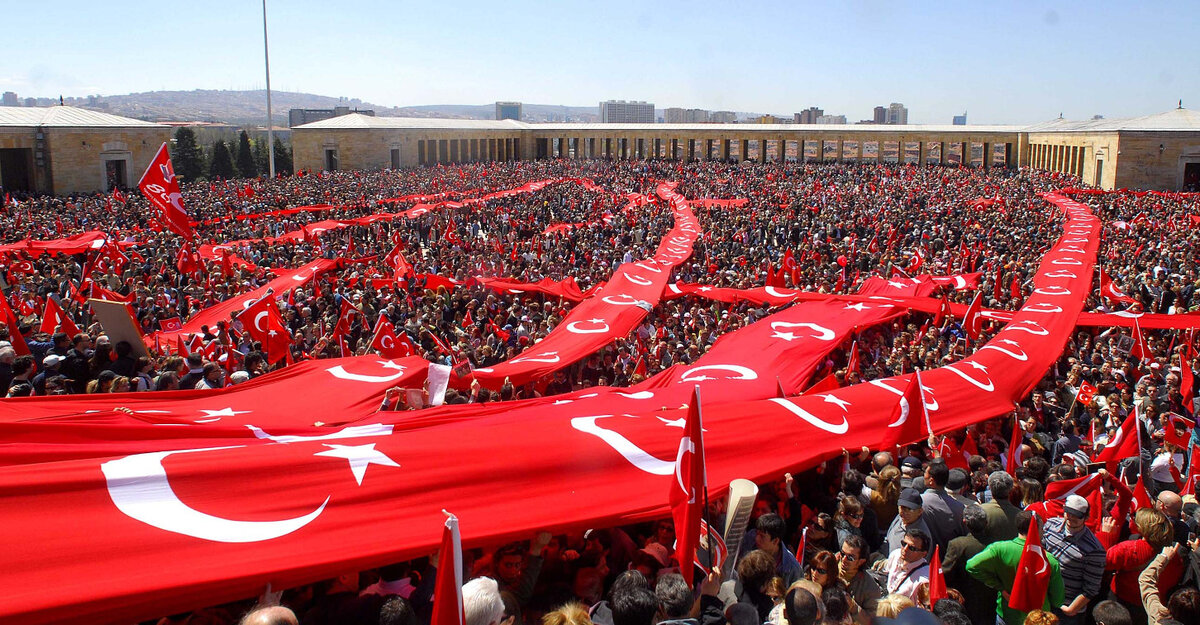 Празднования Дня Республики на площади у мавзолея Кемаля Ататюрка